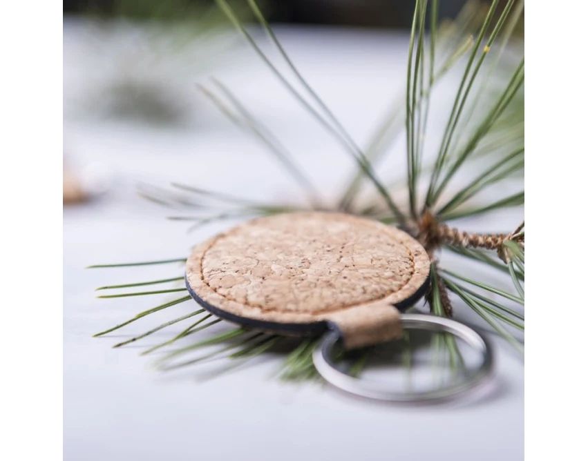 Brelok z naturalnego korka z grawerem – upominek firmowy