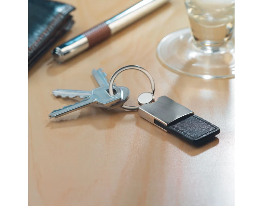 Czarny skórzany brelok z grawerem logo Columbus