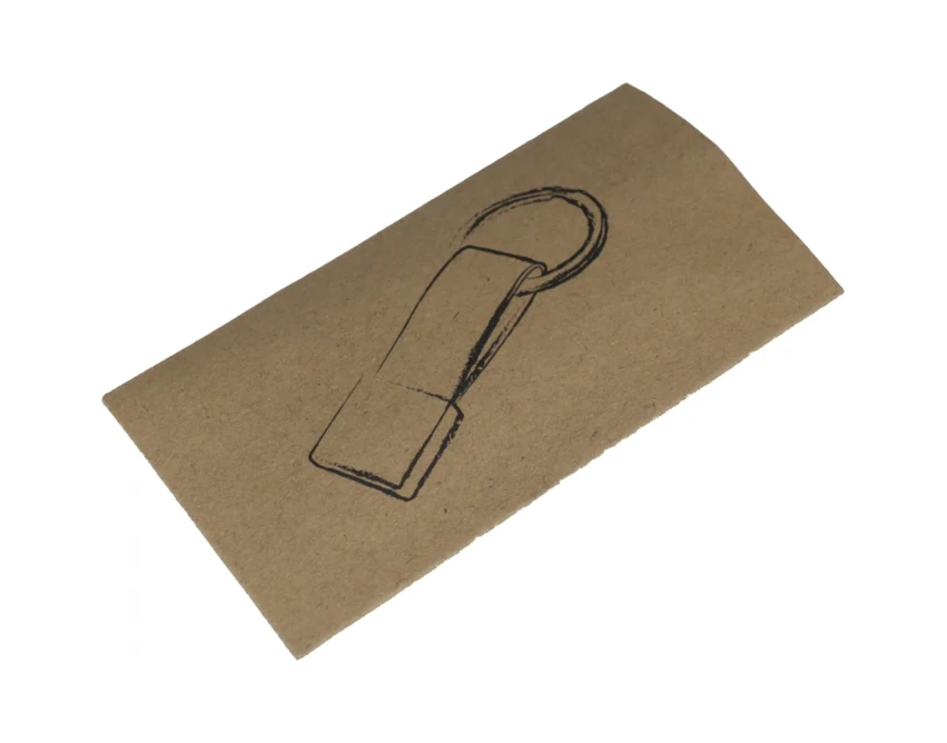 Zielony brelok z grawerem logo – metal i pasek PU