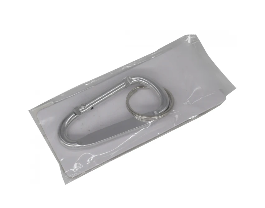 Zielony brelok metalowy z karabińczykiem i grawerem logo