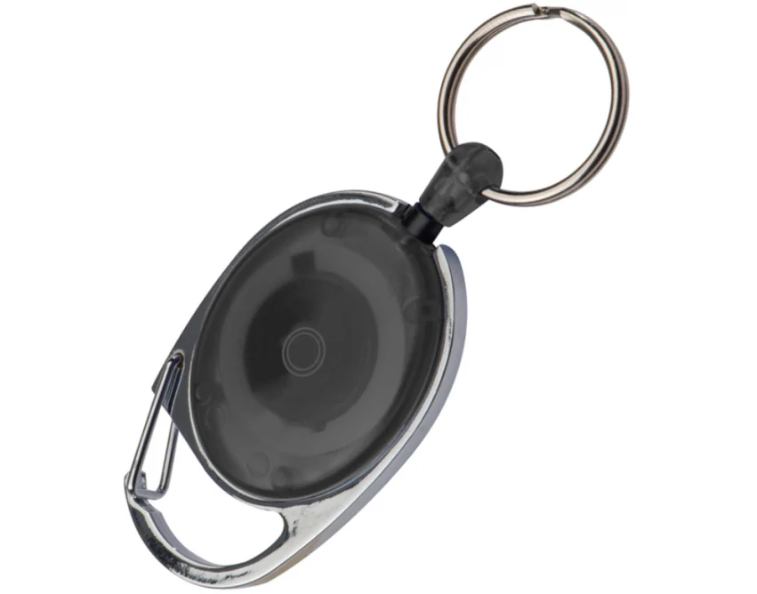 Czarny brelok skipass z metalowym karabińczykiem i linką