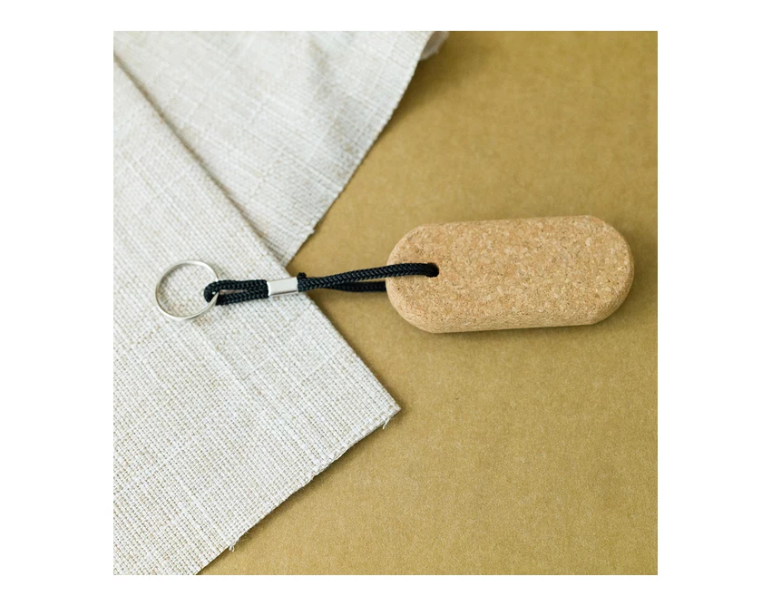 Beżowy brelok korkowy Plivat z grawerem i logo