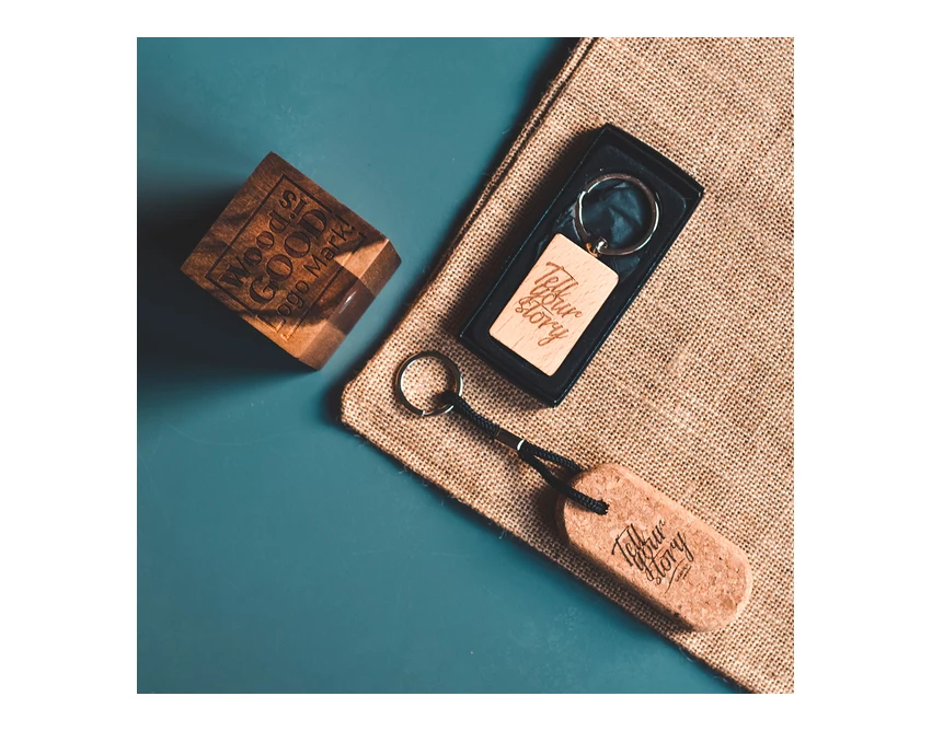 Beżowy brelok korkowy Plivat z grawerem i logo