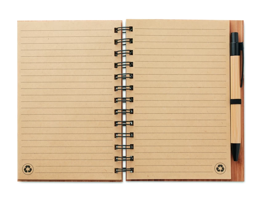 Bambusowy notes A5 z długopisem i logo – wersja Drewna