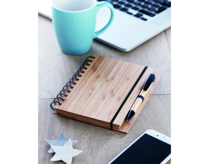 Bambusowy notes A5 z długopisem i logo – wersja Drewna