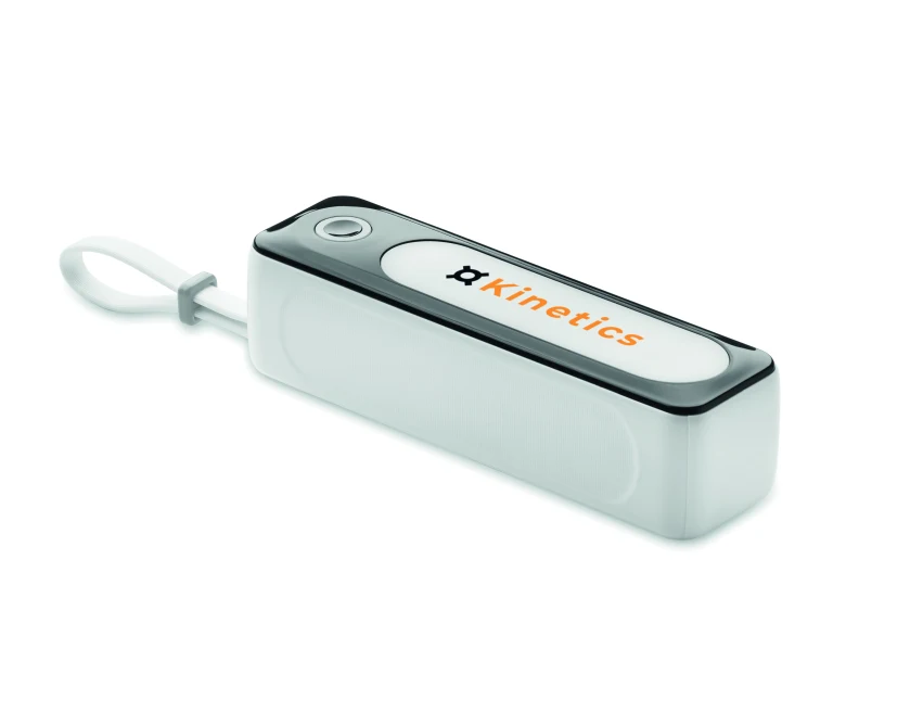 Biały powerbank 5000mAh z kablem USB-C i logo firmy