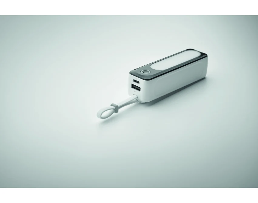 Biały powerbank 5000mAh z kablem USB-C i logo firmy