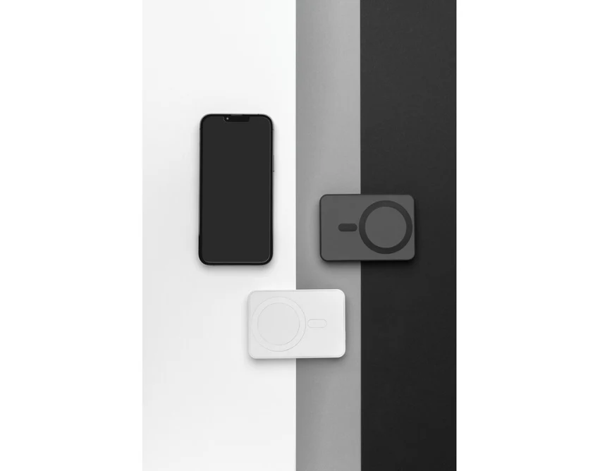 Czarny magnetyczny power bank 5000 mAh z logo firmy