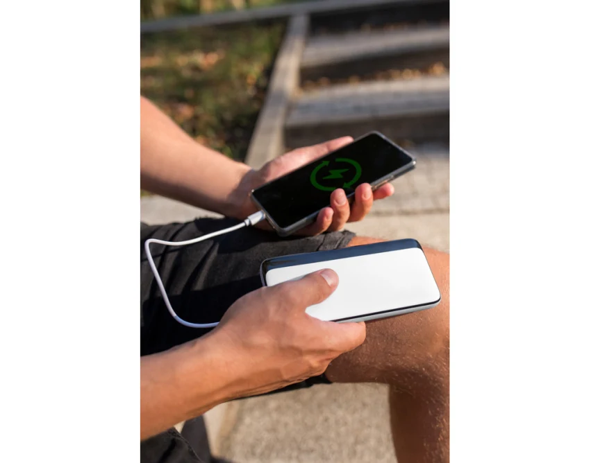 Biały power bank 10000 mAh z logo i wyświetlaczem USB-C/A