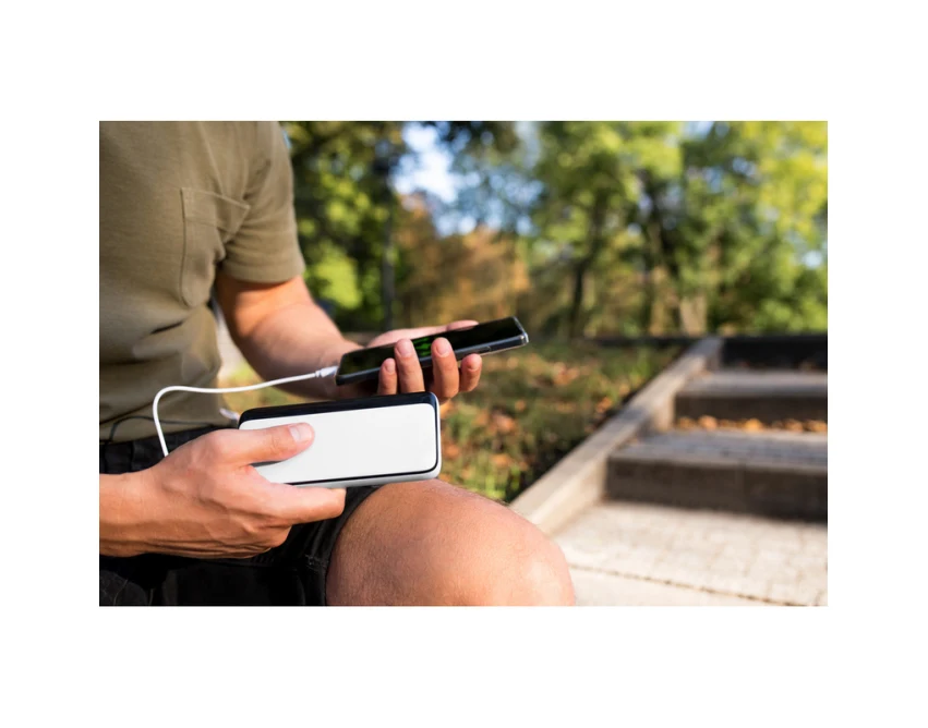 Biały power bank 10000 mAh z logo i wyświetlaczem USB-C/A