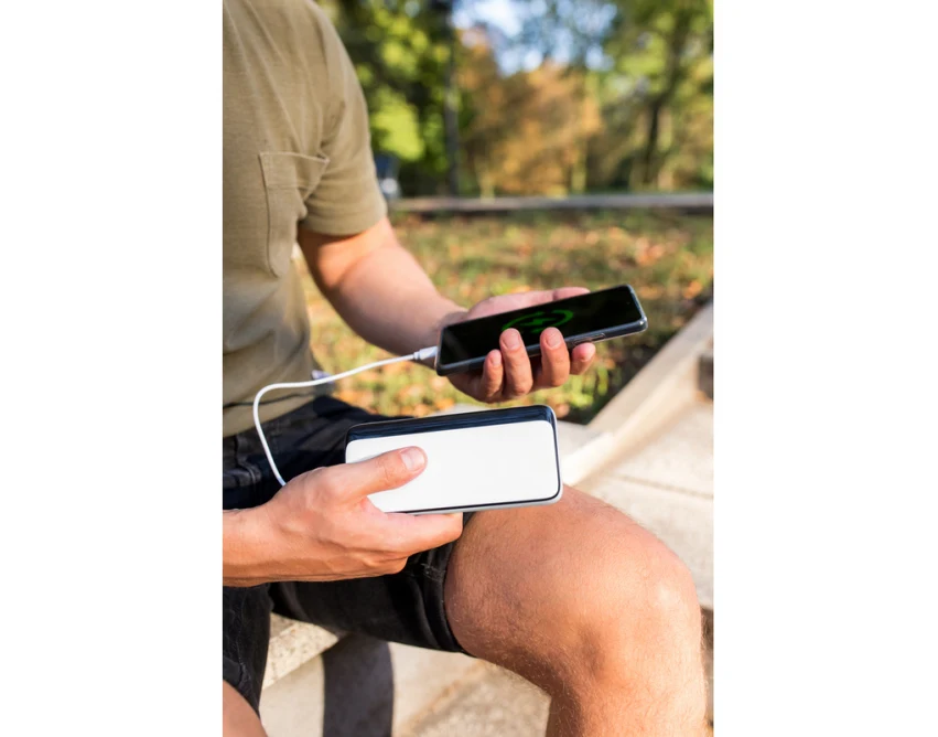 Biały power bank 10000 mAh z logo i wyświetlaczem USB-C/A