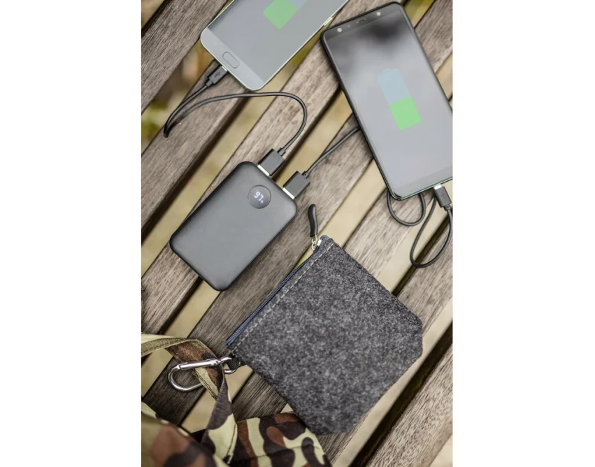 Czarny power bank 10000 mAh z etui i logo – Air Gifts Daniel