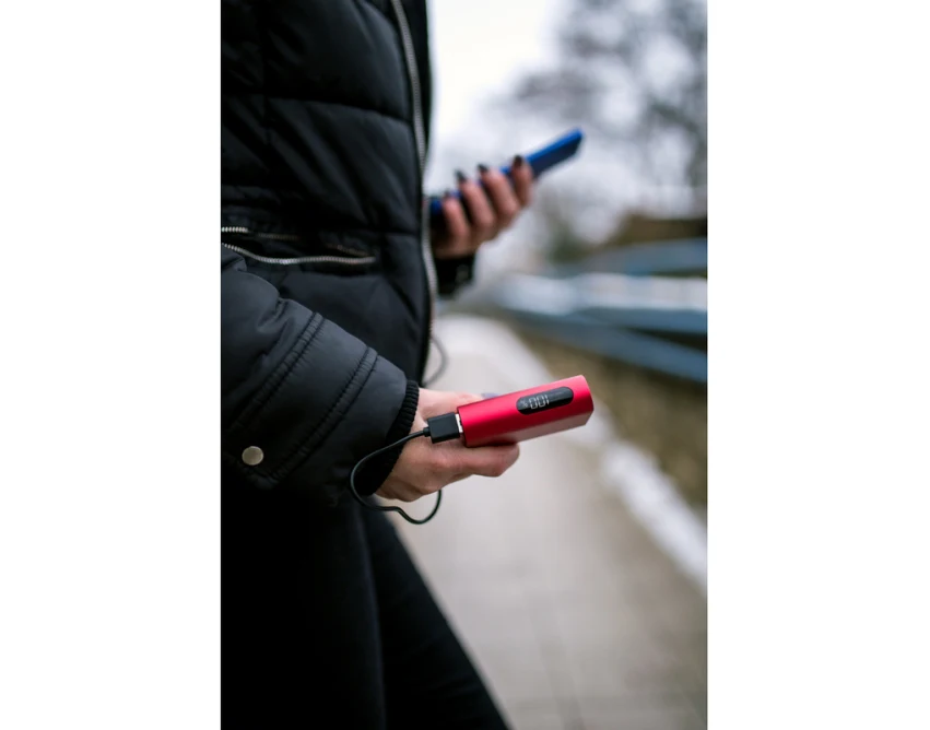 Czerwony power bank 10000 mAh z logo – szybkie ładowanie 20W