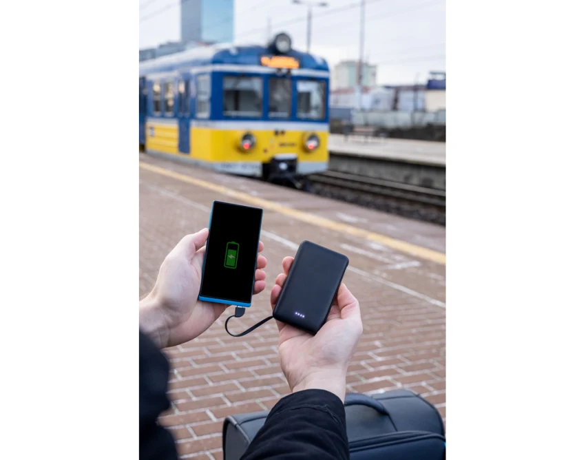 Czarny power bank reklamowy 5000 mAh z kablami i adapterem