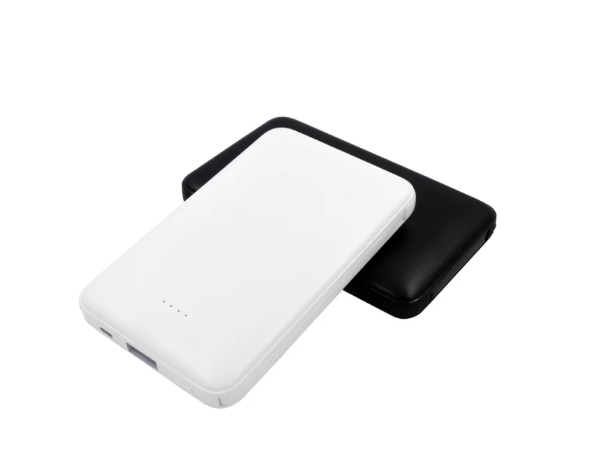 Czarny power bank reklamowy 5000 mAh z kablami i adapterem