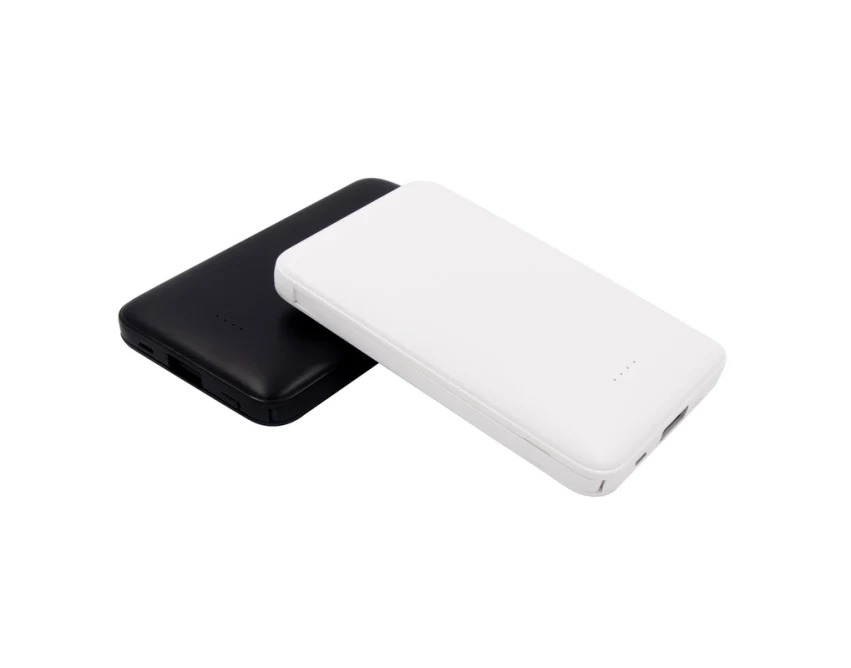 Czarny power bank reklamowy 5000 mAh z kablami i adapterem