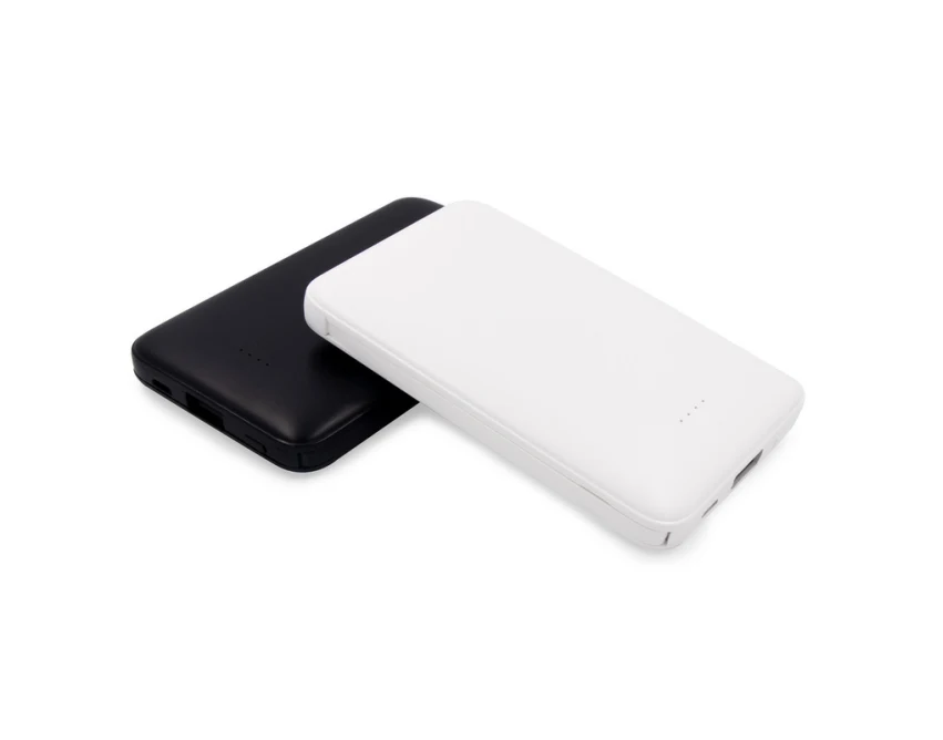 Biały powerbank 5000 mAh z kablami i nadrukiem logo