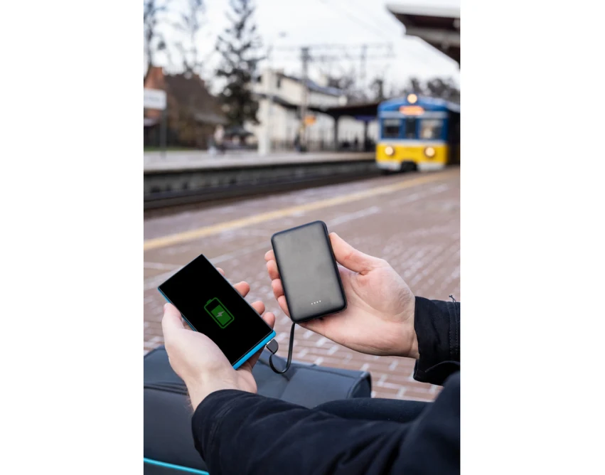 Biały powerbank 5000 mAh z kablami i nadrukiem logo