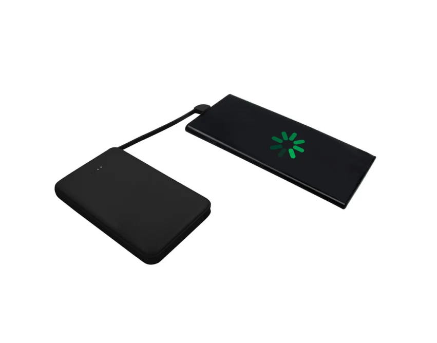 Czarny power bank reklamowy 5000 mAh z kablami i adapterem