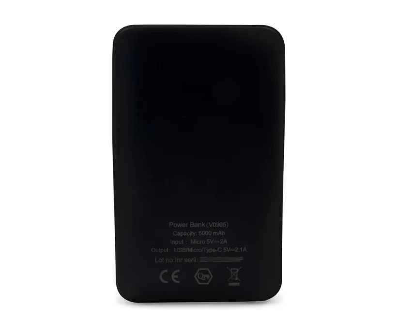 Czarny power bank reklamowy 5000 mAh z kablami i adapterem