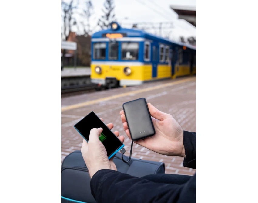 Czarny power bank reklamowy 5000 mAh z kablami i adapterem