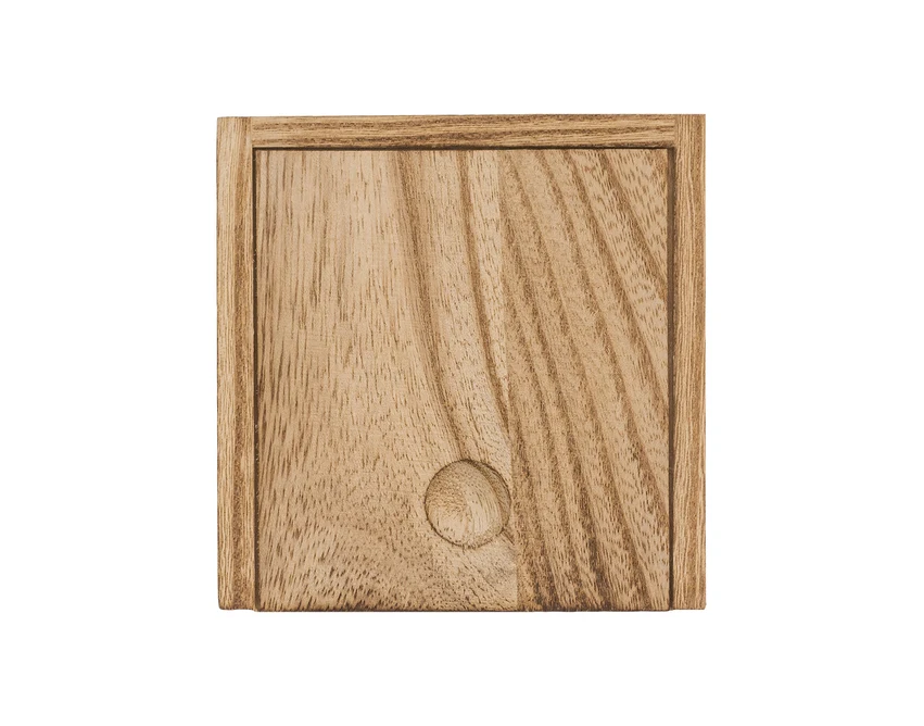 Świeca Silia brązowa w drewnianym pudełku z logo firmy