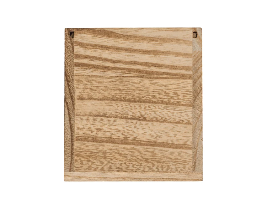 Świeca Silia brązowa w drewnianym pudełku z logo firmy