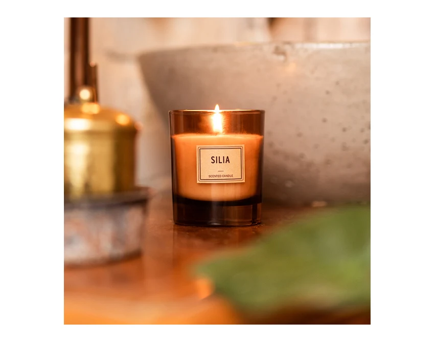 Świeca Silia brązowa w drewnianym pudełku z logo firmy