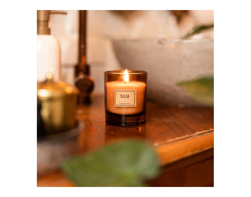 Świeca Silia brązowa w drewnianym pudełku z logo firmy