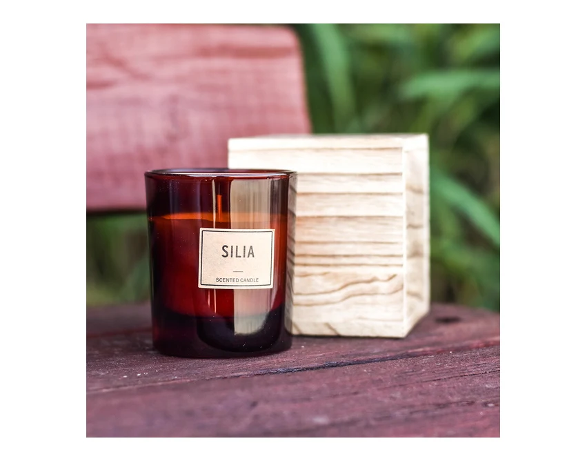 Świeca Silia brązowa w drewnianym pudełku z logo firmy
