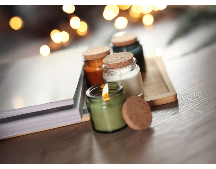 Beżowa świeca waniliowa 70g z logo w szkle z korkiem