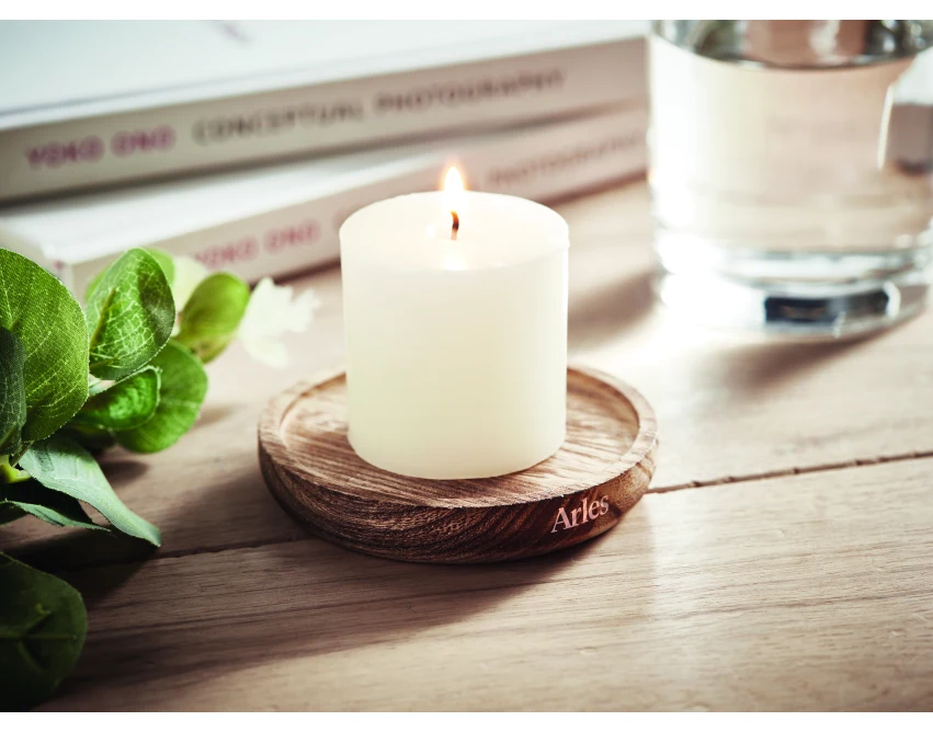 Waniliowa świeca Pentas na drewnianej podstawce z logo