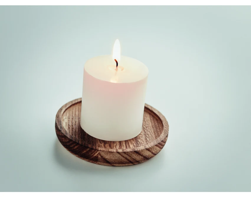Waniliowa świeca Pentas na drewnianej podstawce z logo