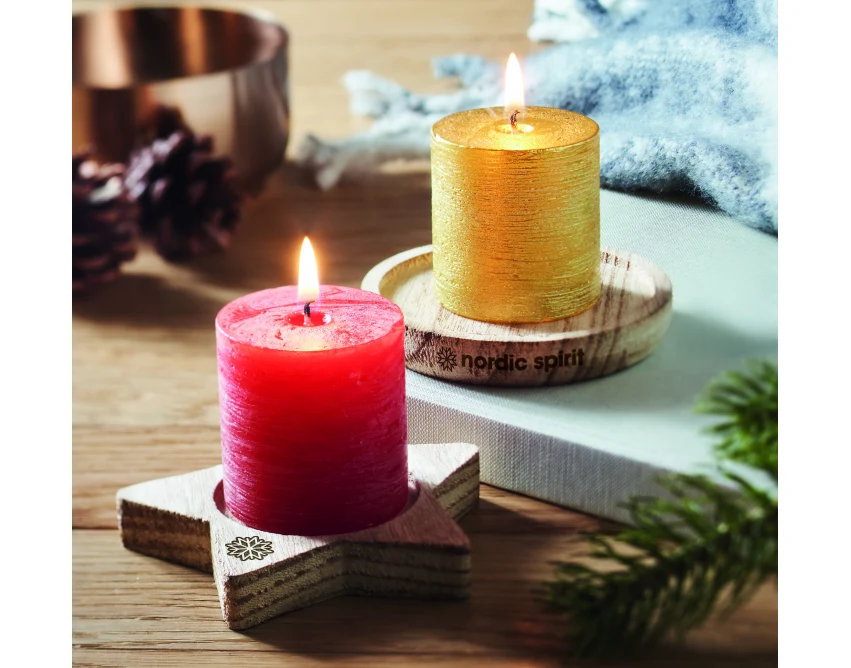 Czerwona świeca waniliowa z logo na drewnianej podstawce