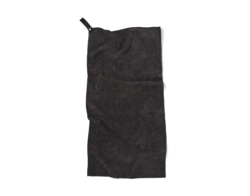 Czarny ręcznik sportowy RPET z logo – szybkoschnący