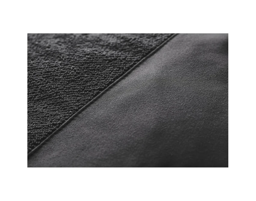 Czarny ręcznik sportowy RPET z logo – szybkoschnący