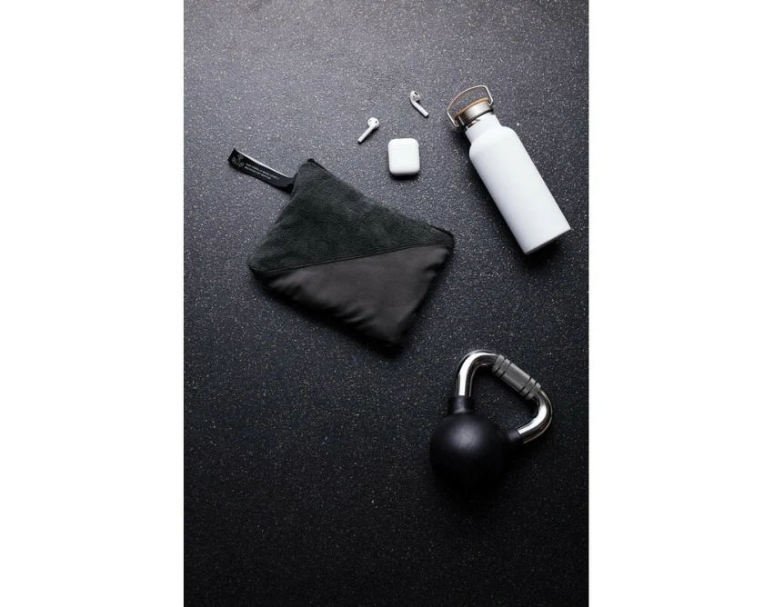 Czarny ręcznik sportowy RPET z logo – szybkoschnący