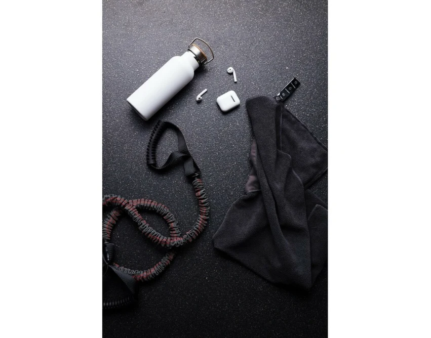 Czarny ręcznik sportowy RPET z logo – szybkoschnący