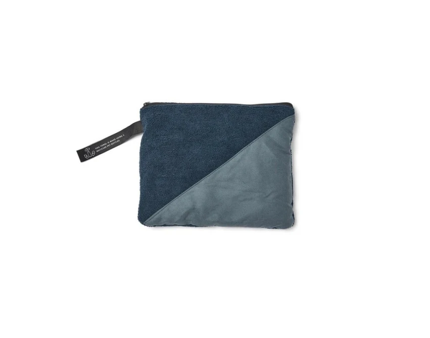 Niebieski ręcznik sportowy RPET z logo – szybkoschnący