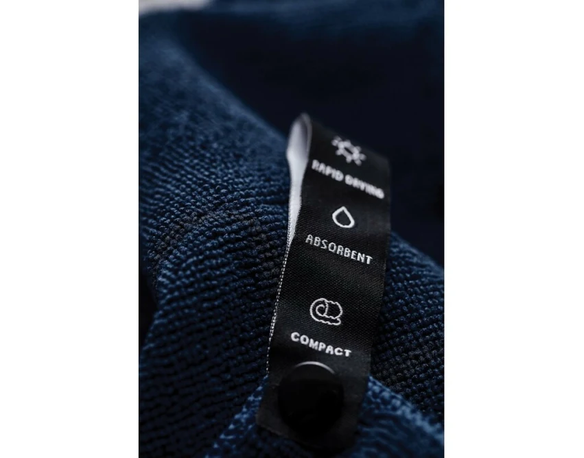 Niebieski ręcznik sportowy RPET z logo – szybkoschnący