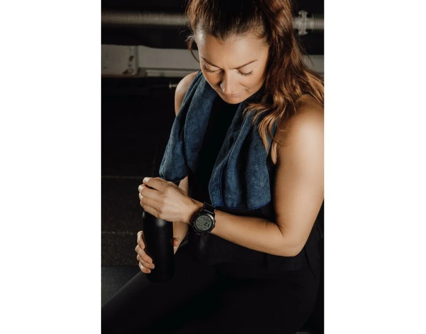 Niebieski ręcznik sportowy RPET z logo – szybkoschnący