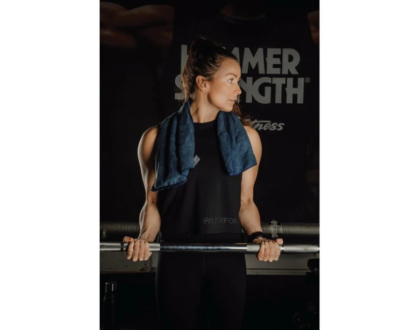 Niebieski ręcznik sportowy RPET z logo – szybkoschnący