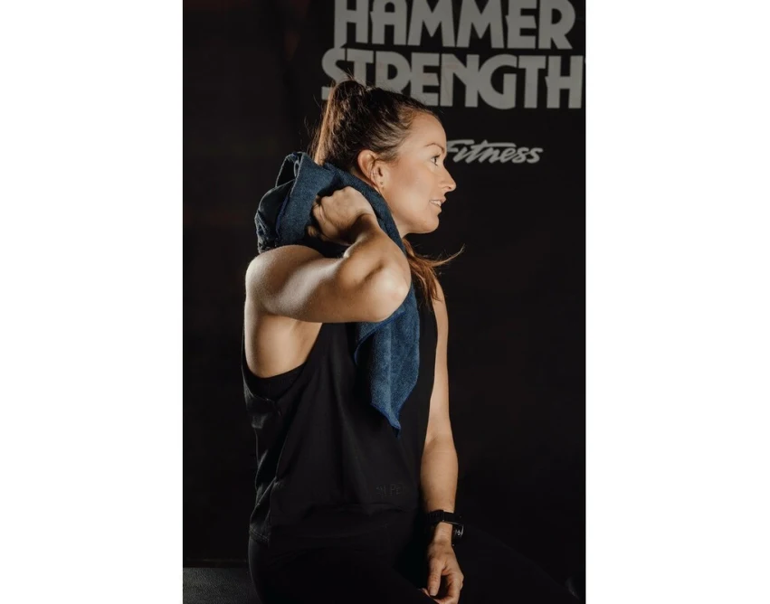 Niebieski ręcznik sportowy RPET z logo – szybkoschnący