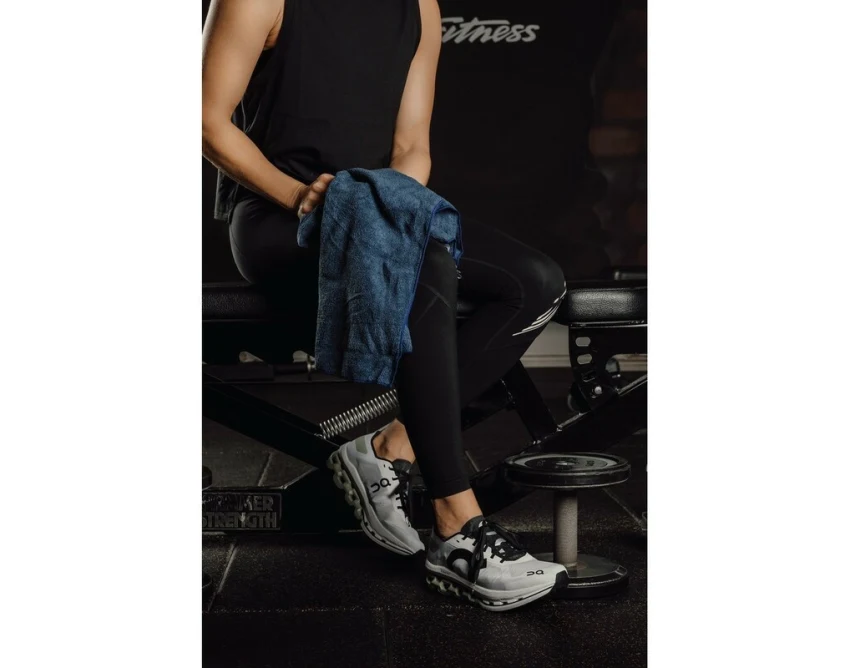 Niebieski ręcznik sportowy RPET z logo – szybkoschnący