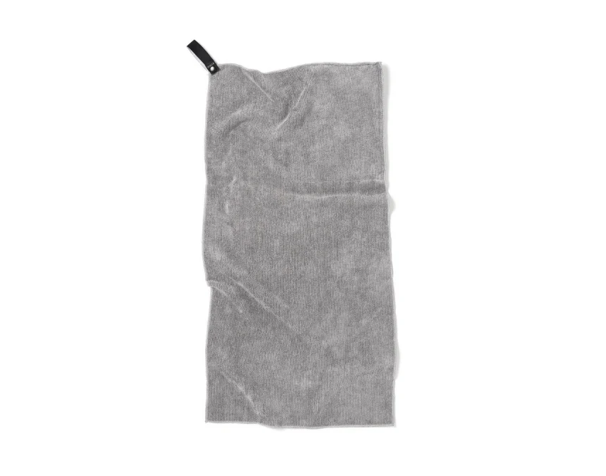 Szary ręcznik sportowy RPET z logo – personalizacja dla firm