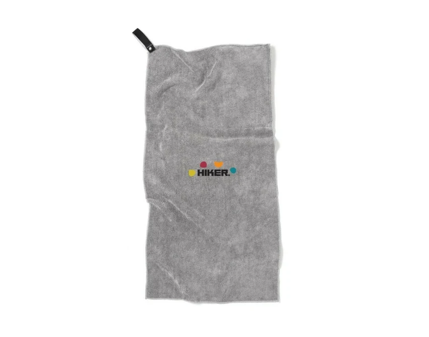 Szary ręcznik sportowy RPET z logo – personalizacja dla firm