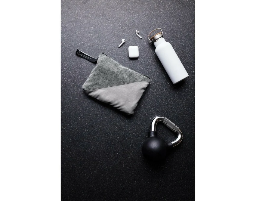 Szary ręcznik sportowy RPET z logo – personalizacja dla firm