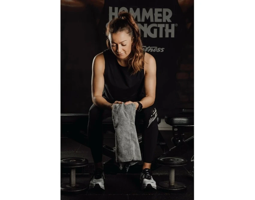 Szary ręcznik sportowy RPET z logo – personalizacja dla firm