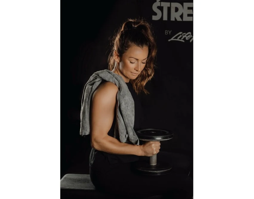 Szary ręcznik sportowy RPET z logo – personalizacja dla firm