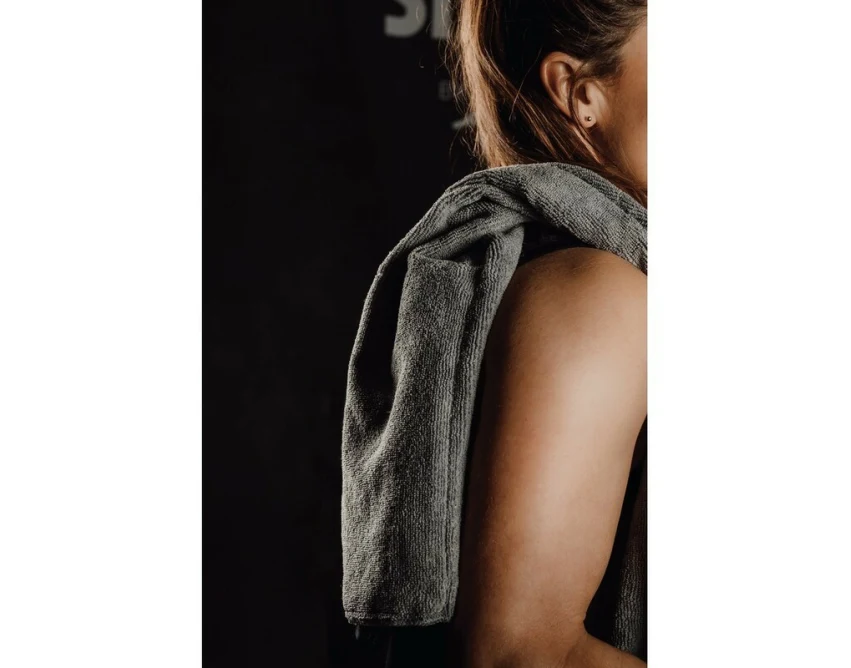 Szary ręcznik sportowy RPET z logo – personalizacja dla firm